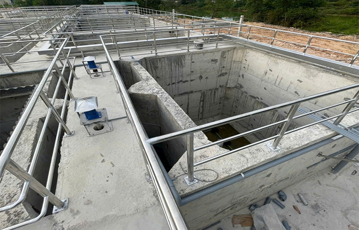 Trong quá trình vận hành hệ thốngXử lý nước thải chăn nuôi heo/bò, chỉ cần một đợt xịt rửa chuồng trại bằng hóa chất sát trùng mạnh (Formol, Iodine, Chlorine) hoặc một lượng phân tươi tràn trực tiếp qua hầm Biogas, hệ vi sinh hiếu khí (Aerotank) sẽ bị sốc tải và chết hàng loạt.